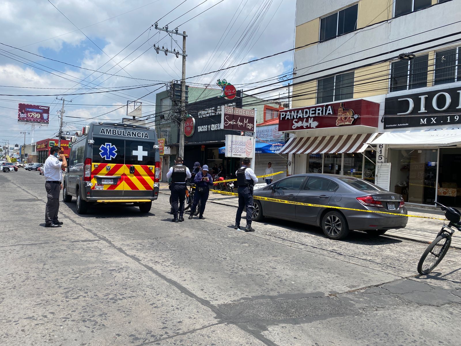 Localizan muerto dentro de un carro en avenida Lázaro Cárdenas en Morelia