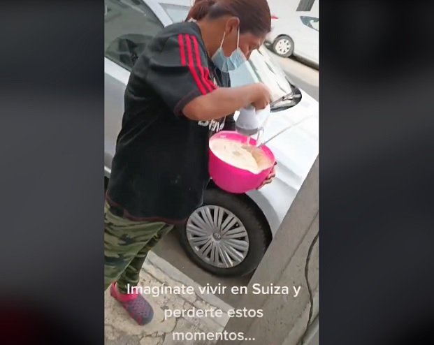 Mujer se conecta a poste de luz