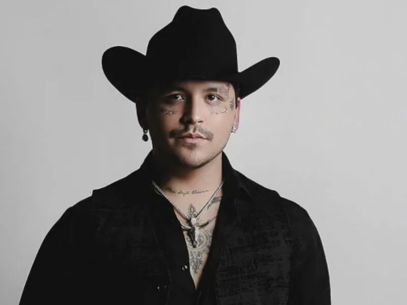 Christian Nodal cumplió una promesa de su infancia al regalarle una camioneta a su antiguo profesor, gesto que se volvió viral y conquistó a sus seguidores