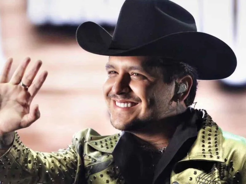 Una fan exhibe a Christian Nodal en redes de no cumplir con la promesa de ayudarla económicamente para el tratamiento de su madre enferma; asegura que el artista la bloqueó en redes sociales