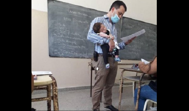 Profesor cuida a bebé