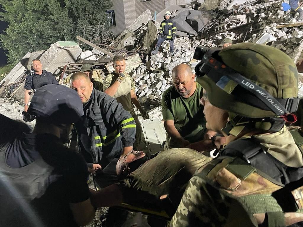Suman al menos 15 muertos tras bombardeo a edificio residencial en Ucrania