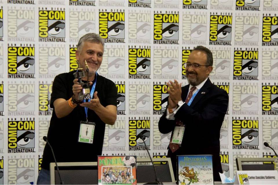 Otorgan premio Inkpot a Trino Camacho durante Comic-Con 2022