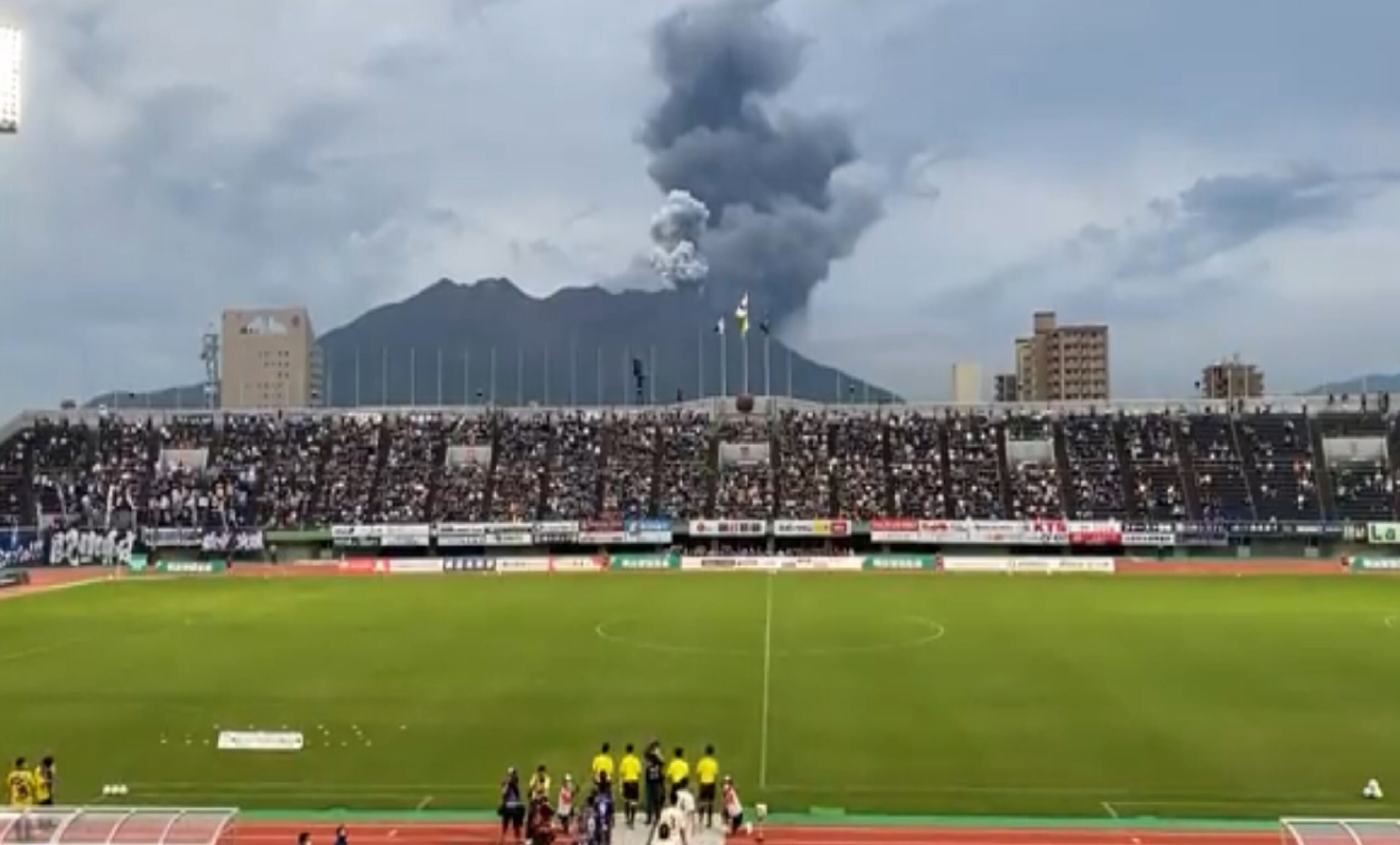 Volcán hace erupción durante partido de futbol