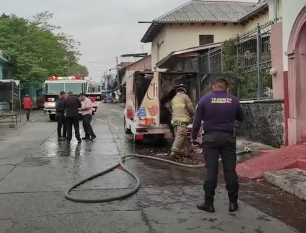 Operativo policial provoca incineración de vehículos en Uruapan