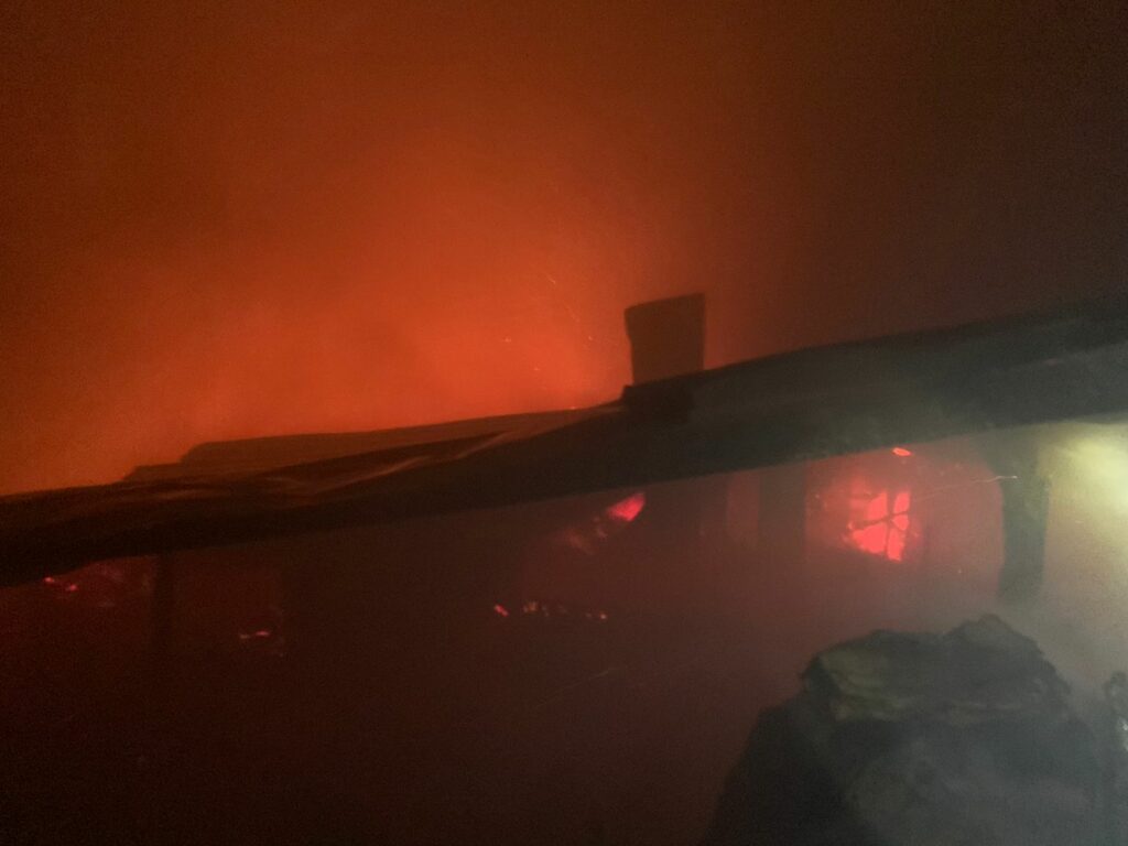 Bomberos atienden un incendio residencial en Colinas del Sur