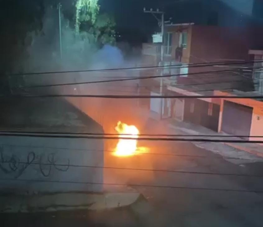 Se incendia un vehículo en calles de la colonia Félix Ireta