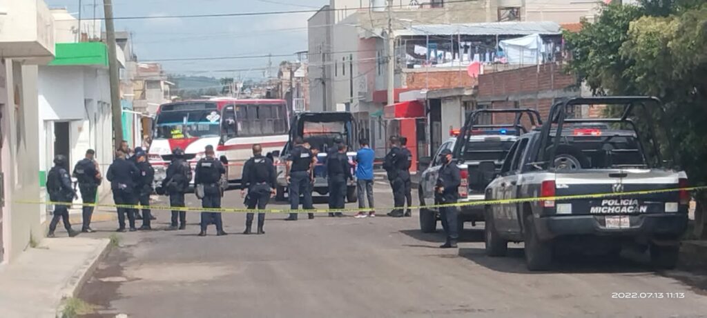 Motosicarios arrollados por microbus al que atacaron a balazos en Zamora