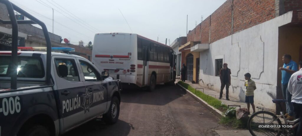 Motosicarios arrollados por microbus al que atacaron a balazos en Zamora