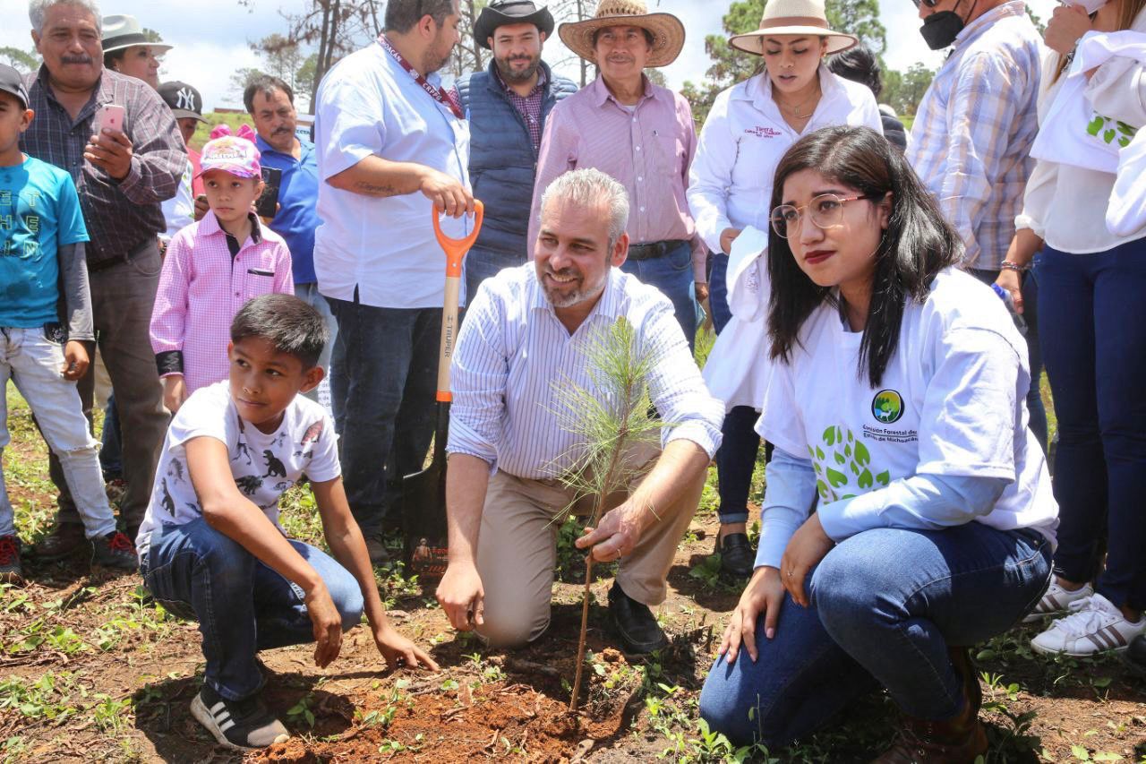 Firma Bedolla primera declaratoria de Zona de Restauración Ambiental