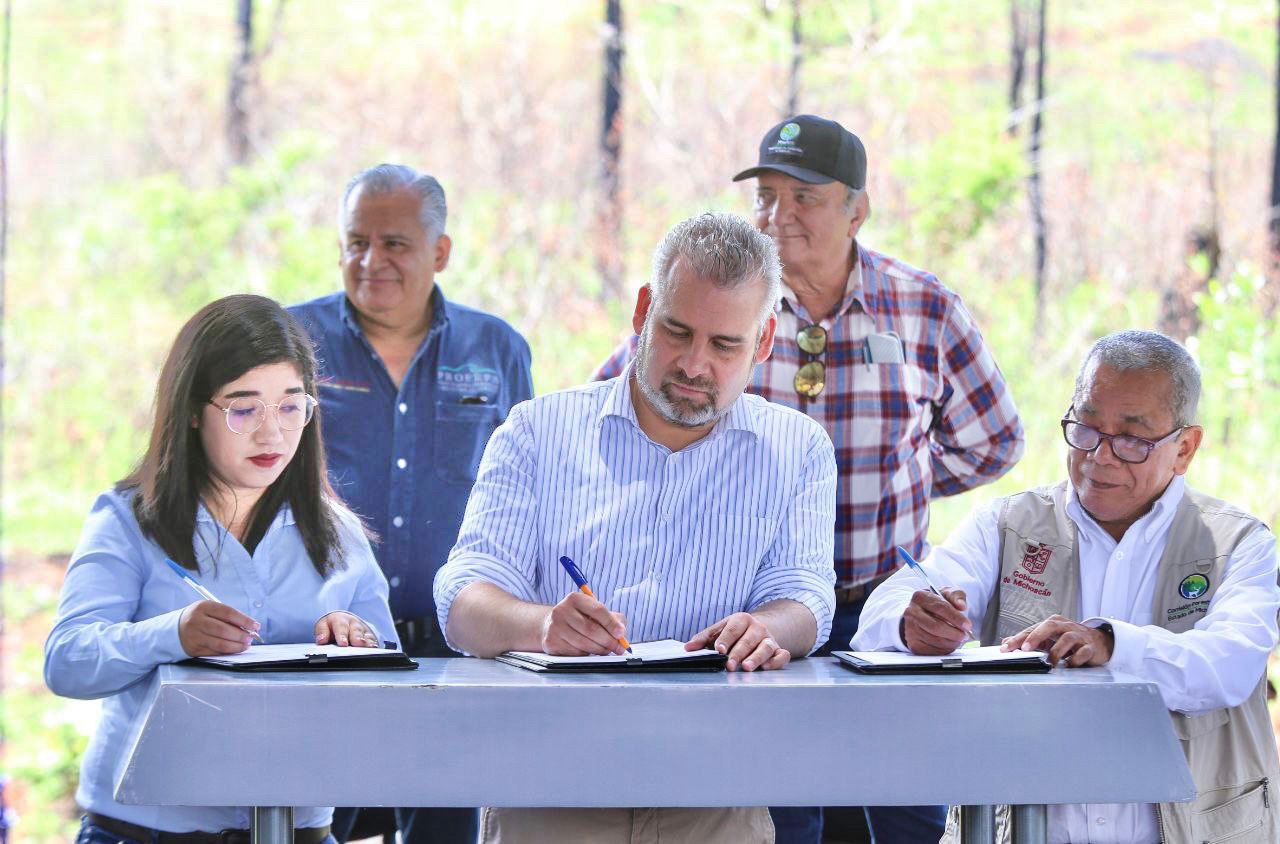 Firma Bedolla primera declaratoria de Zona de Restauración Ambiental