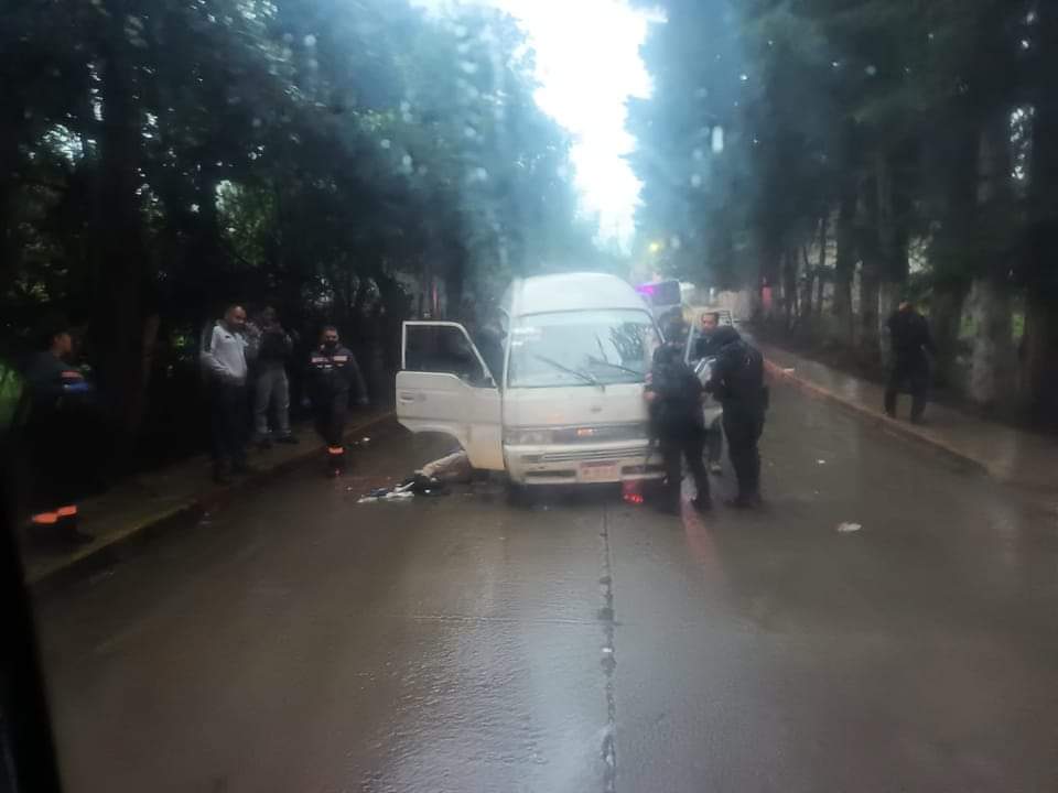 Acribillan a balazos a tres personas en una camioneta