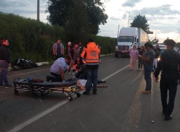 Se accidentan dos motociclistas en la carretera federal Zacapu - Carapan