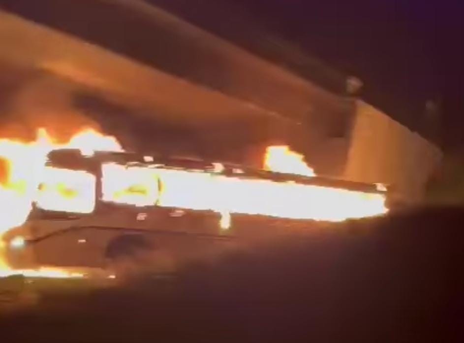 Normalistas y pobladores de la Meseta bloquean carreteras e incendian vehículos