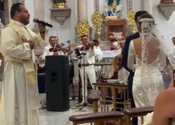 Padre canta ‘Mi Razón de Ser’ en plena boda… ¡Se la rifó el padrecito!