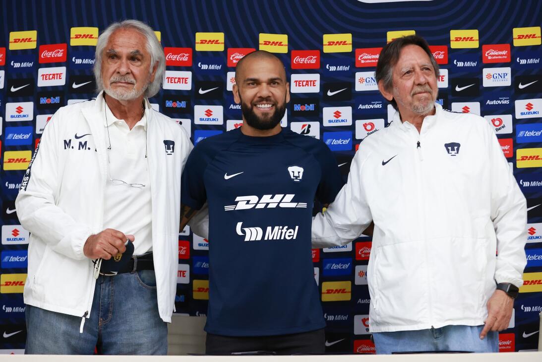 Firma Dani Alves contrato con Pumas