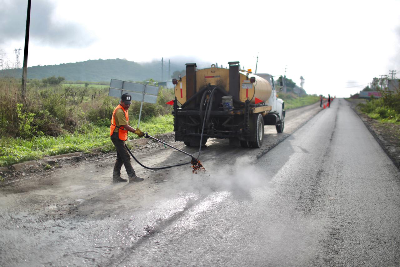 rehabilitación de tramo carretero en Tangancícuaro