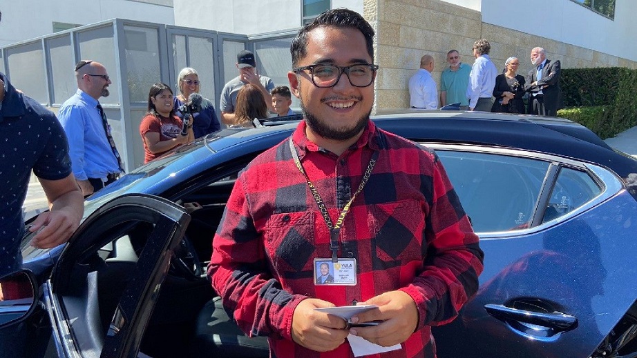 Alumnos regalan auto
