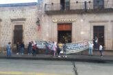 CNTE cumple advertencia y bloquea centros bancarios en Michoacán