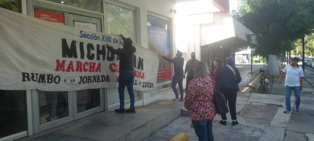 CNTE cumple advertencia y bloquea centros bancarios en Michoacán
