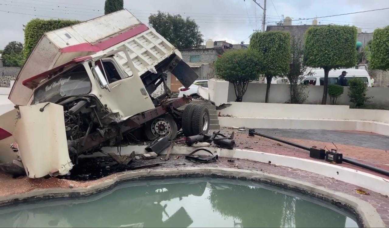 Camión se queda sin frenos y choca contra una plaza