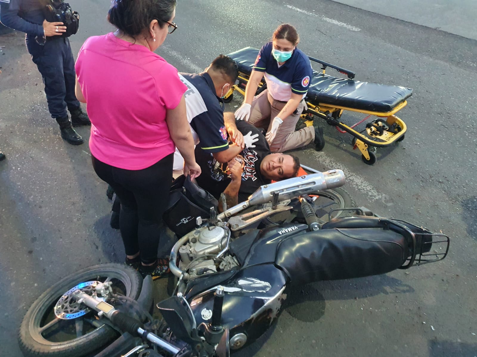 Camioneta atropella a motociclista y choca contra microbus en Zamora