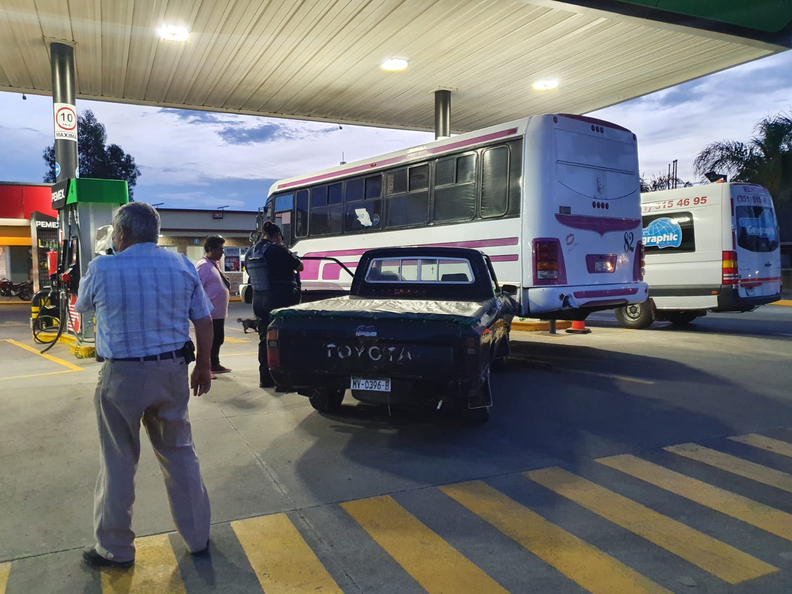 Camioneta atropella a motociclista y choca contra microbus en Zamora
