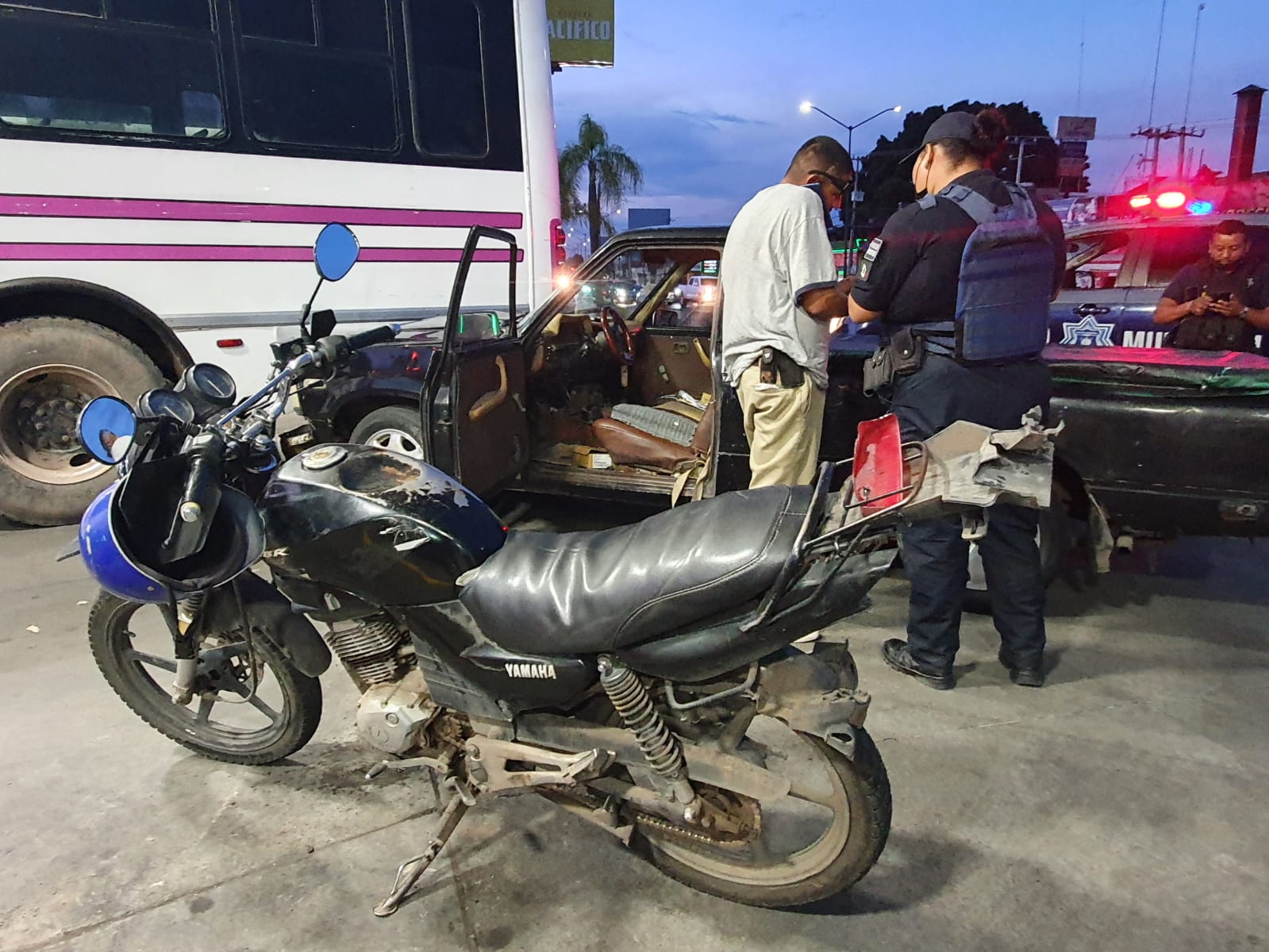 Camioneta atropella a motociclista y choca contra microbus en Zamora