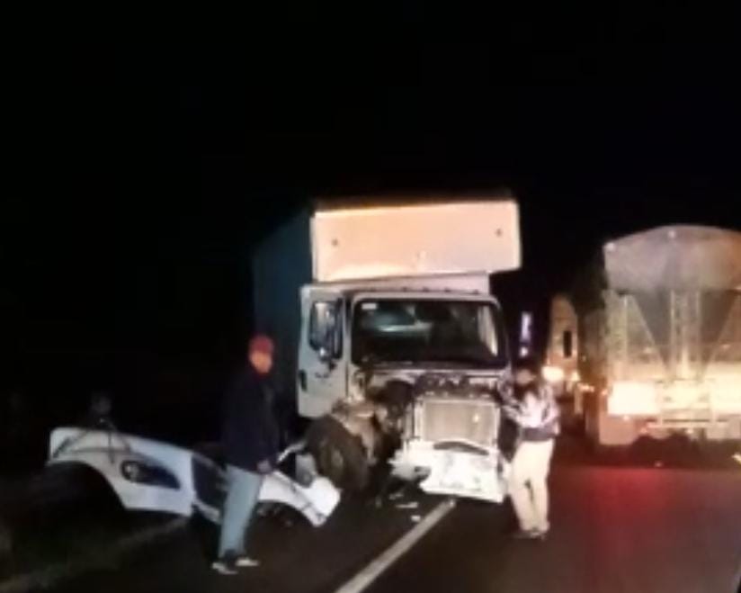 Camioneta choca de frente contra un camión de carga, el conductor murió
