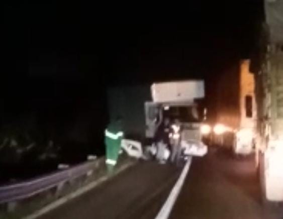 Camioneta choca de frente contra un camión de carga, el conductor murió