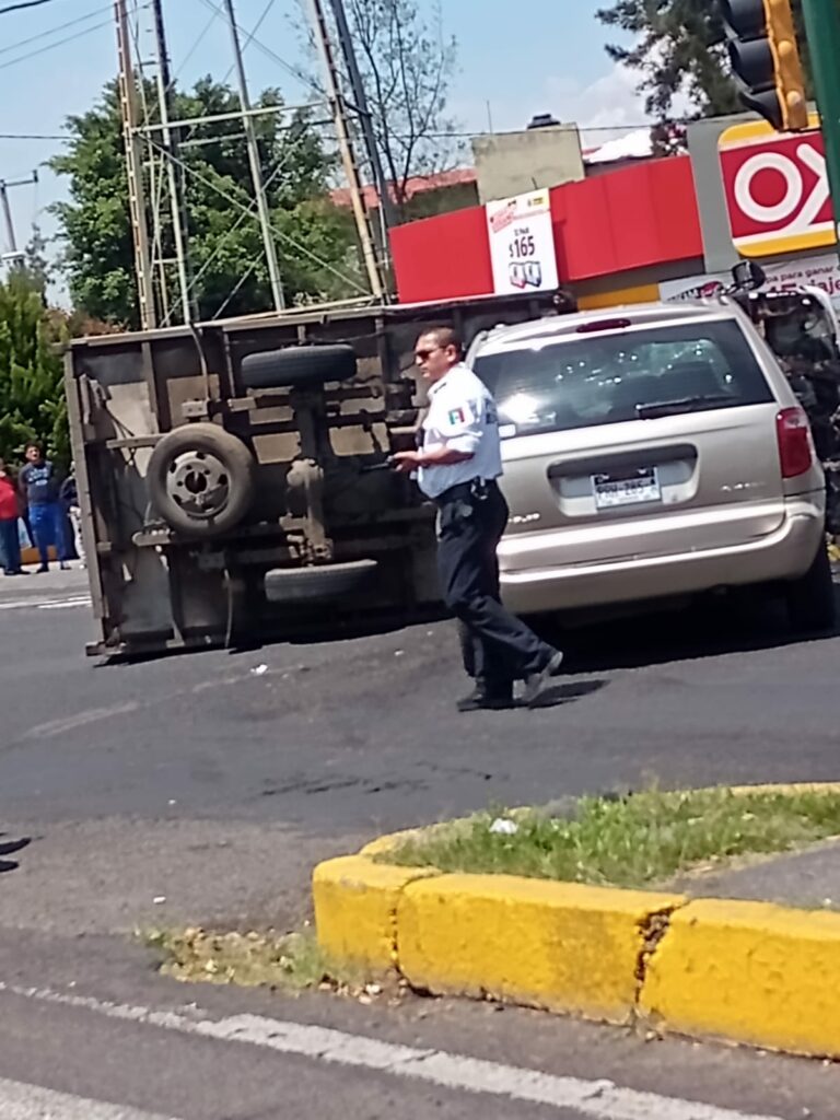 Chocan dos camionetas y una termina volcada