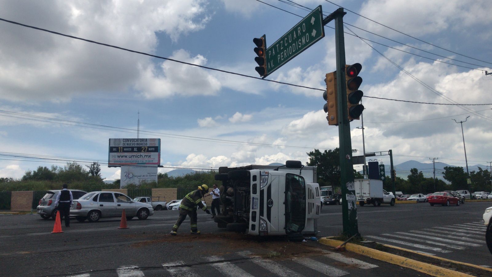 Chocan dos camionetas y una termina volcada