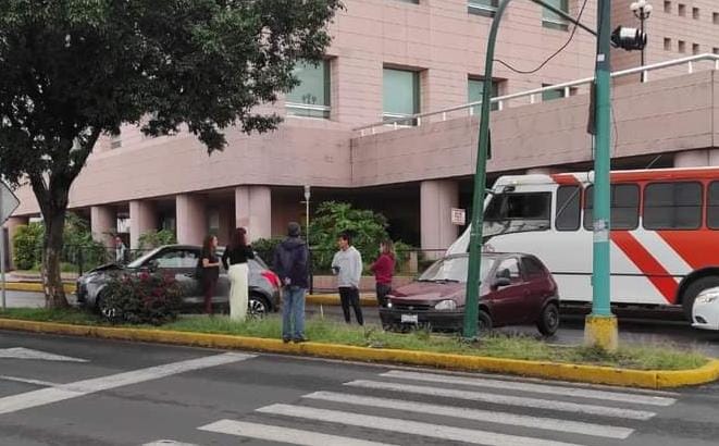 Chocan dos vehículos en la calzada La Huerta