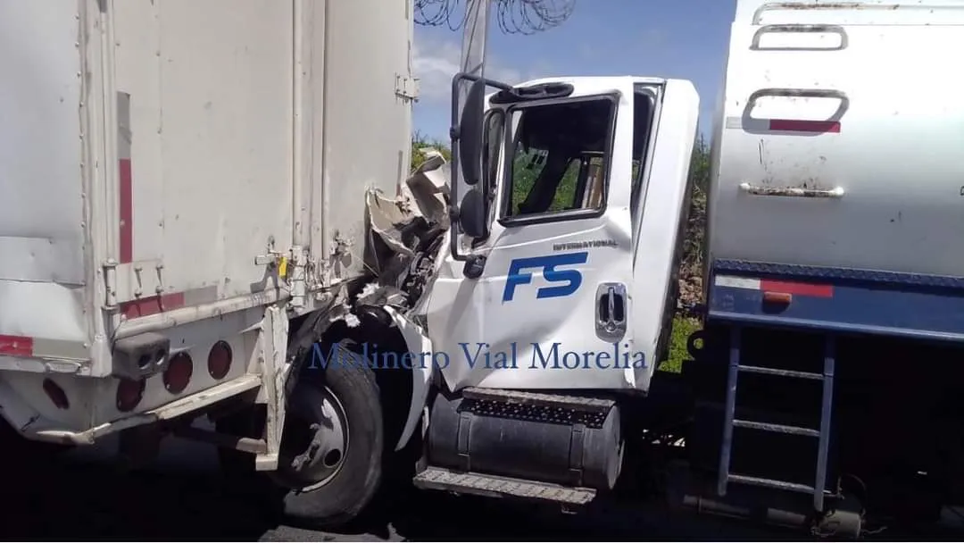 Chocan por alcance tres camiones en la autopista Cuitzeo - Pátzcuaro