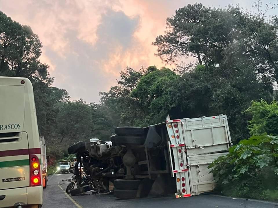 Choque de dos camiones deja un muerto y dos heridos esta madrugada