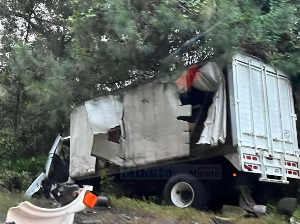 Choque de dos camiones deja un muerto y dos heridos esta madrugada