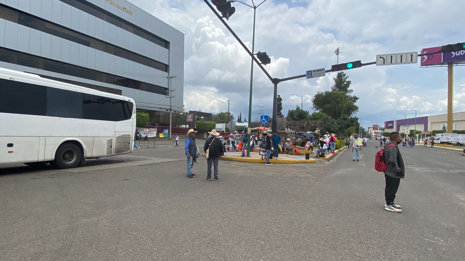 Comuneros de Jarácuaro mantienen bloqueada Camelinas