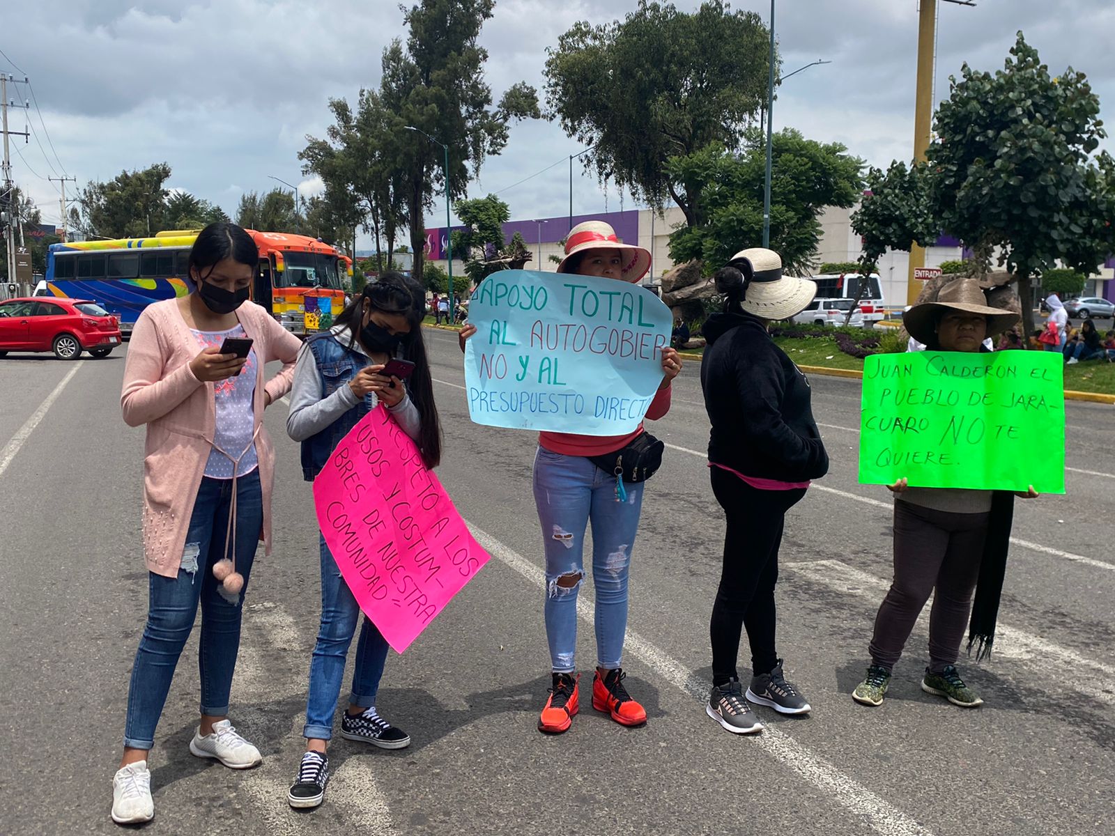 Comuneros de Jarácuaro mantienen bloqueada Camelinas