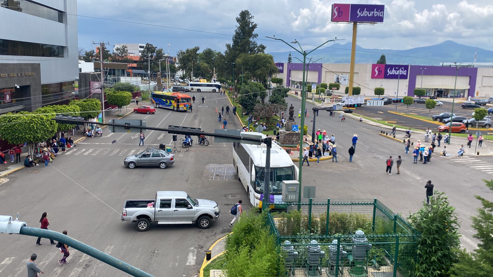 Comuneros de Jarácuaro mantienen bloqueada Camelinas