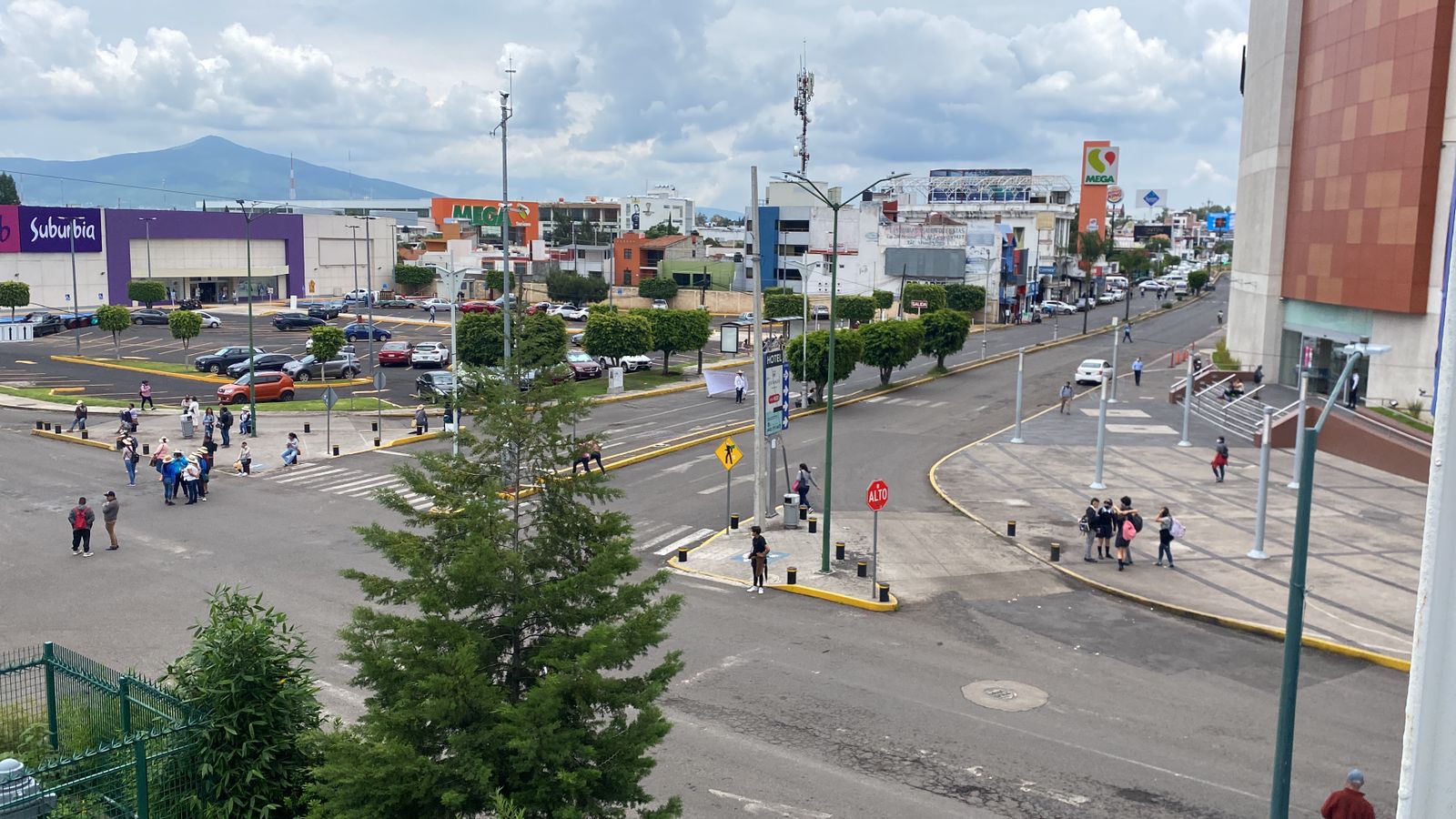 Comuneros de Jarácuaro mantienen bloqueada Camelinas