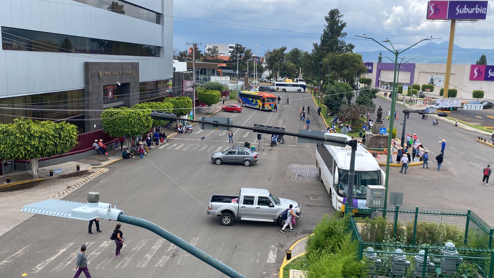 Comuneros de Jarácuaro mantienen bloqueada Camelinas