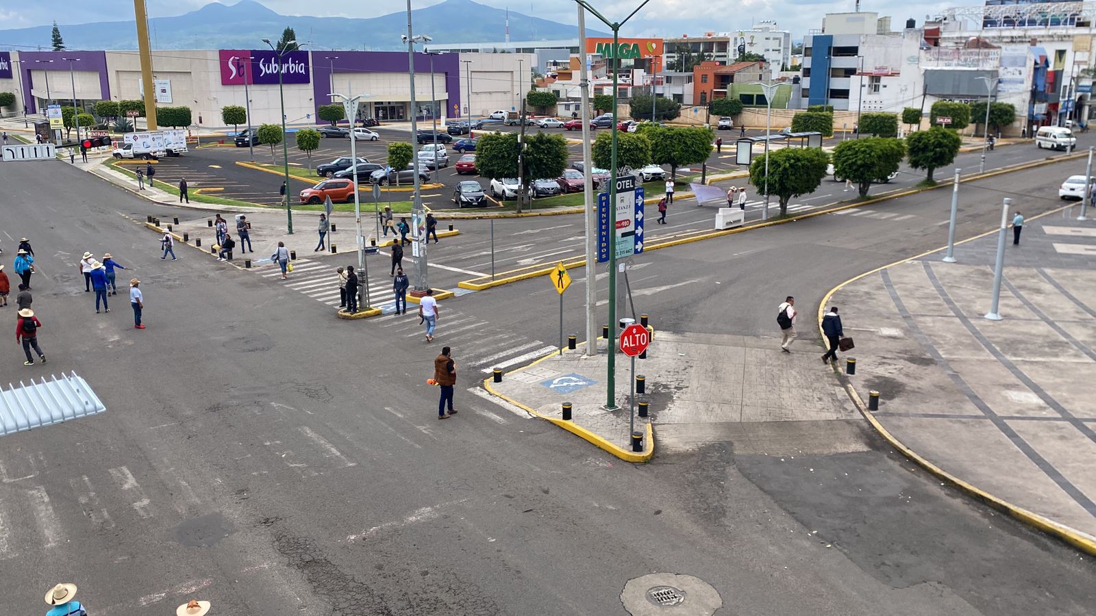 Comuneros de Jarácuaro mantienen bloqueada Camelinas