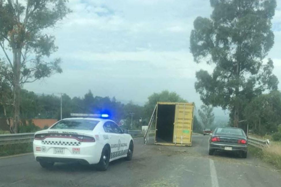 Contenedor sale volando de tráiler en la Morelia - Pátzcuaro