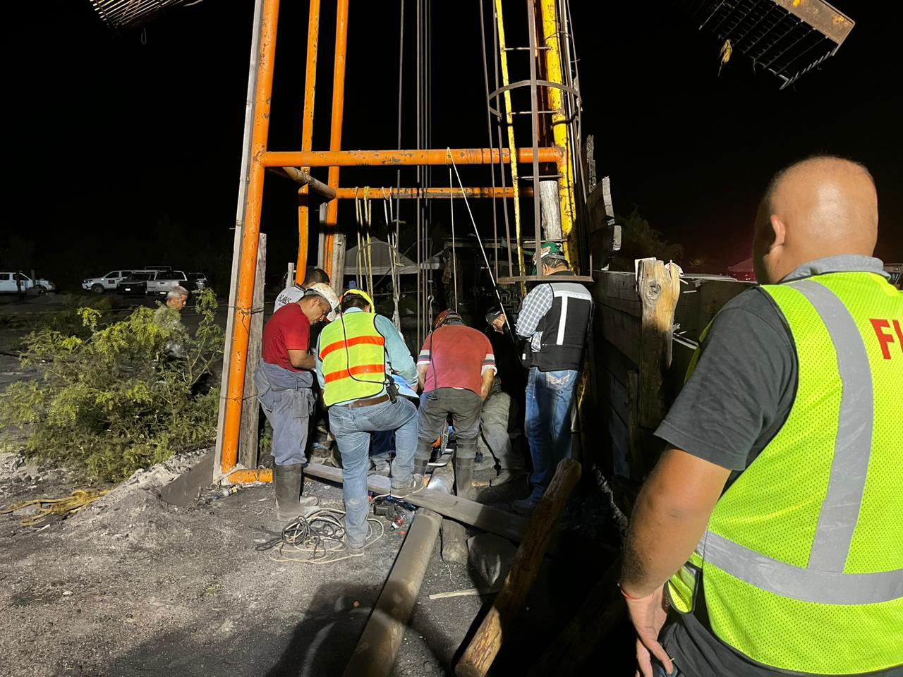 Continúan 10 trabajadores atrapados en mina de Sabinas CNPC