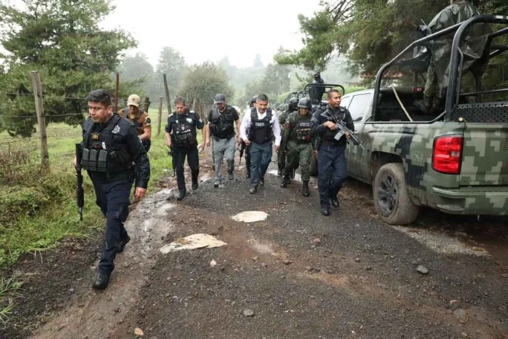 En un operativo interinstitucional en la comunidad de Tiamba, en Uruapan, Michoacán, fueron detenidos 164 civiles armados, presuntos integrantes de un grupo delictivo 1234
