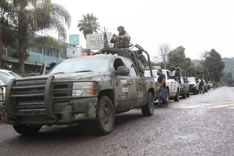 En un operativo interinstitucional en la comunidad de Tiamba, en Uruapan, Michoacán, fueron detenidos 164 civiles armados, presuntos integrantes de un grupo delictivo