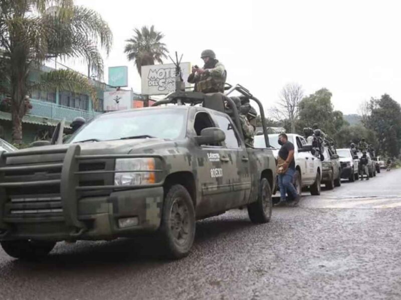 En un operativo interinstitucional en la comunidad de Tiamba, en Uruapan, Michoacán, fueron detenidos 164 civiles armados, presuntos integrantes de un grupo delictivo