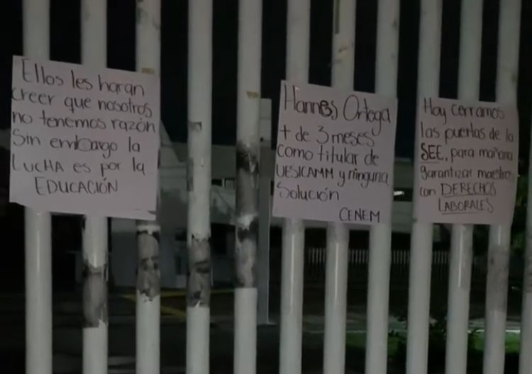 Egresados normalistas bloquean oficinas centrales de SEE; exigen plazas