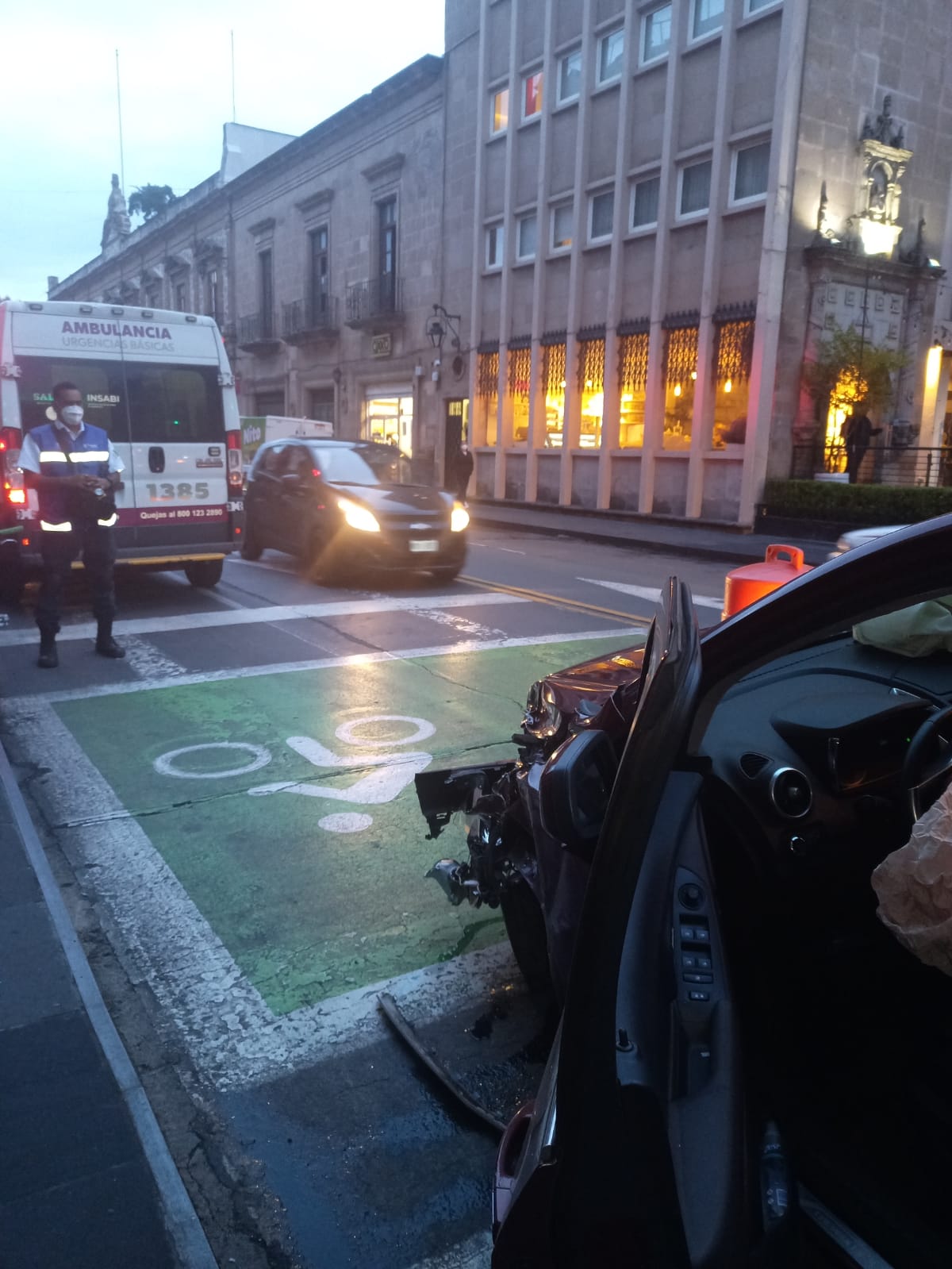 Encontronazo entre dos vehículos en pleno centro de Morelia