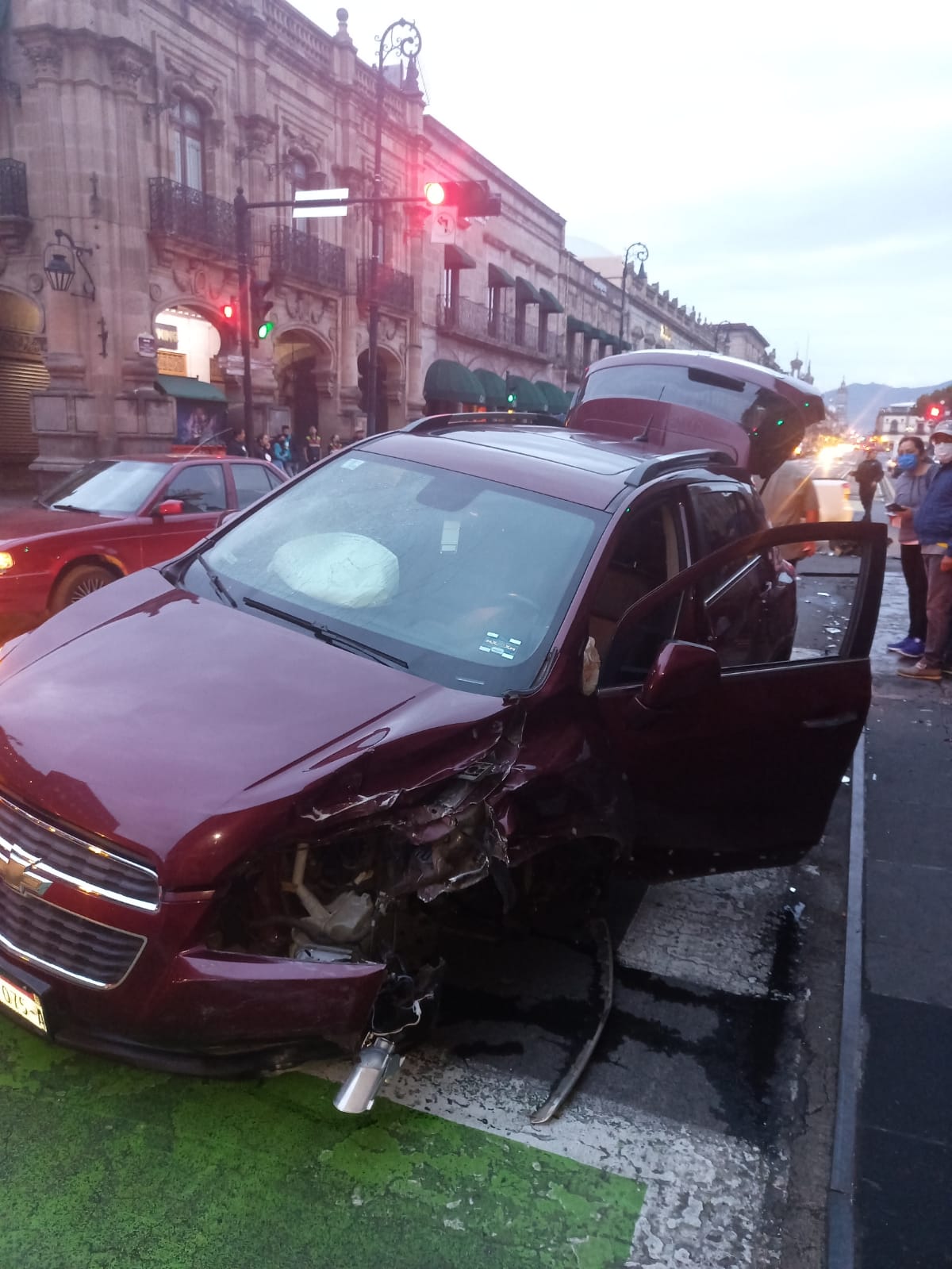 Encontronazo entre dos vehículos en pleno centro de Morelia